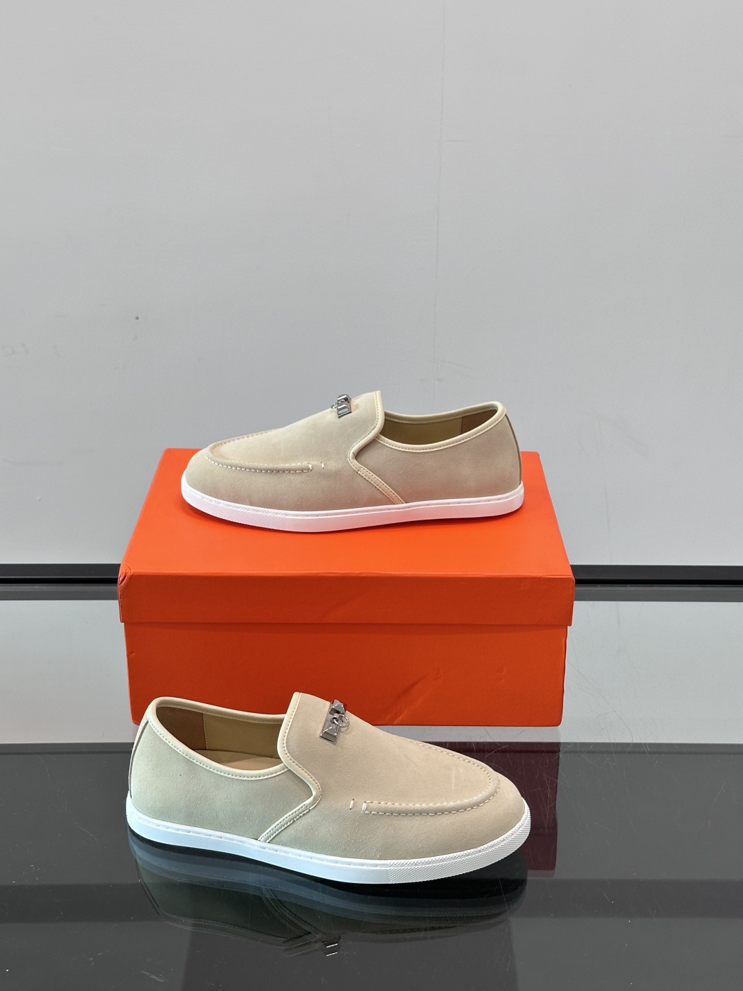 H家爱马仕男士乐福鞋 👞！麂皮山羊皮乐福鞋，搭配橡胶鞋底，经典“H”型鞋面。
款式穿着感受舒适，打造休闲