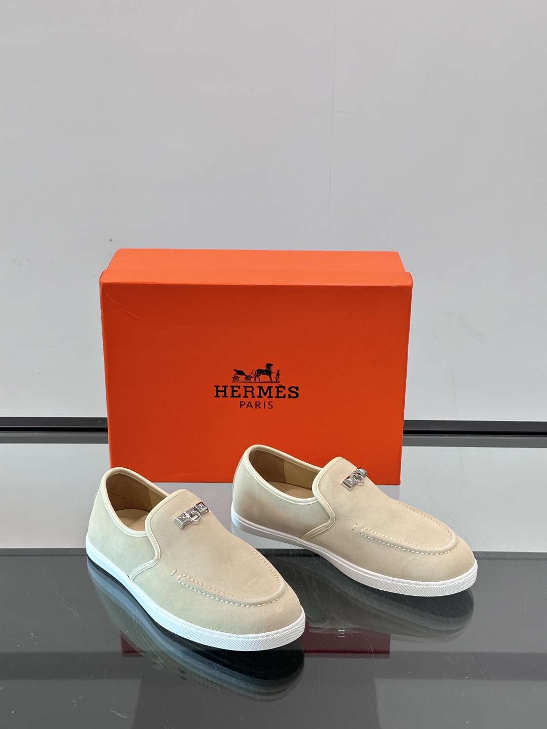 H家爱马仕男士乐福鞋 👞！麂皮山羊皮乐福鞋，搭配橡胶鞋底，经典“H”型鞋面。
款式穿着感受舒适，打造休闲