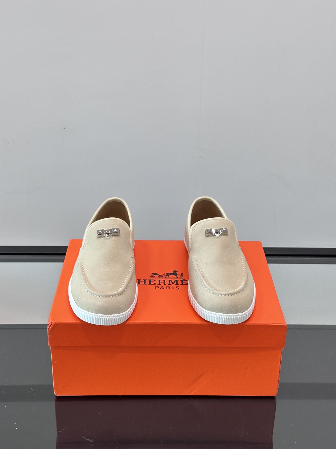 H家爱马仕男士乐福鞋 👞！麂皮山羊皮乐福鞋，搭配橡胶鞋底，经典“H”型鞋面。
款式穿着感受舒适，打造休闲