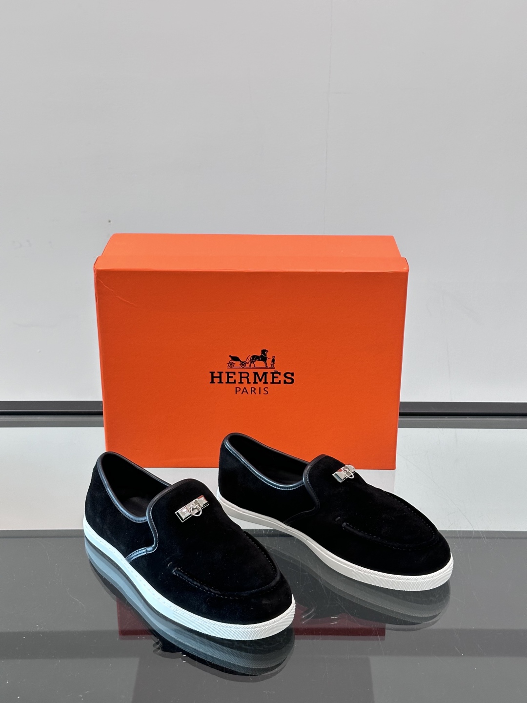 H家爱马仕男士乐福鞋 👞！麂皮山羊皮乐福鞋，搭配橡胶鞋底，经典“H”型鞋面。
款式穿着感受舒适，打造休闲