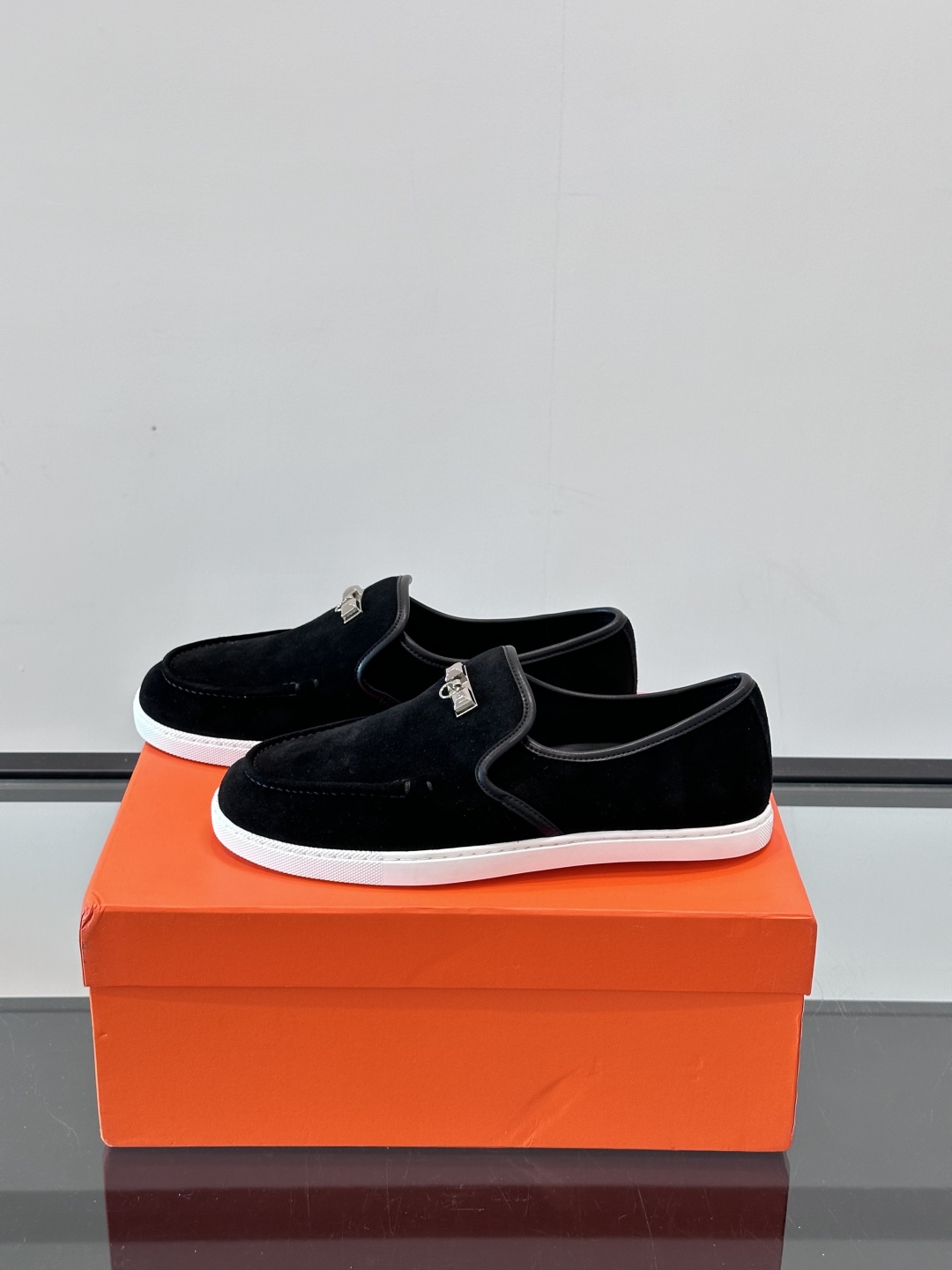 H家爱马仕男士乐福鞋 👞！麂皮山羊皮乐福鞋，搭配橡胶鞋底，经典“H”型鞋面。
款式穿着感受舒适，打造休闲