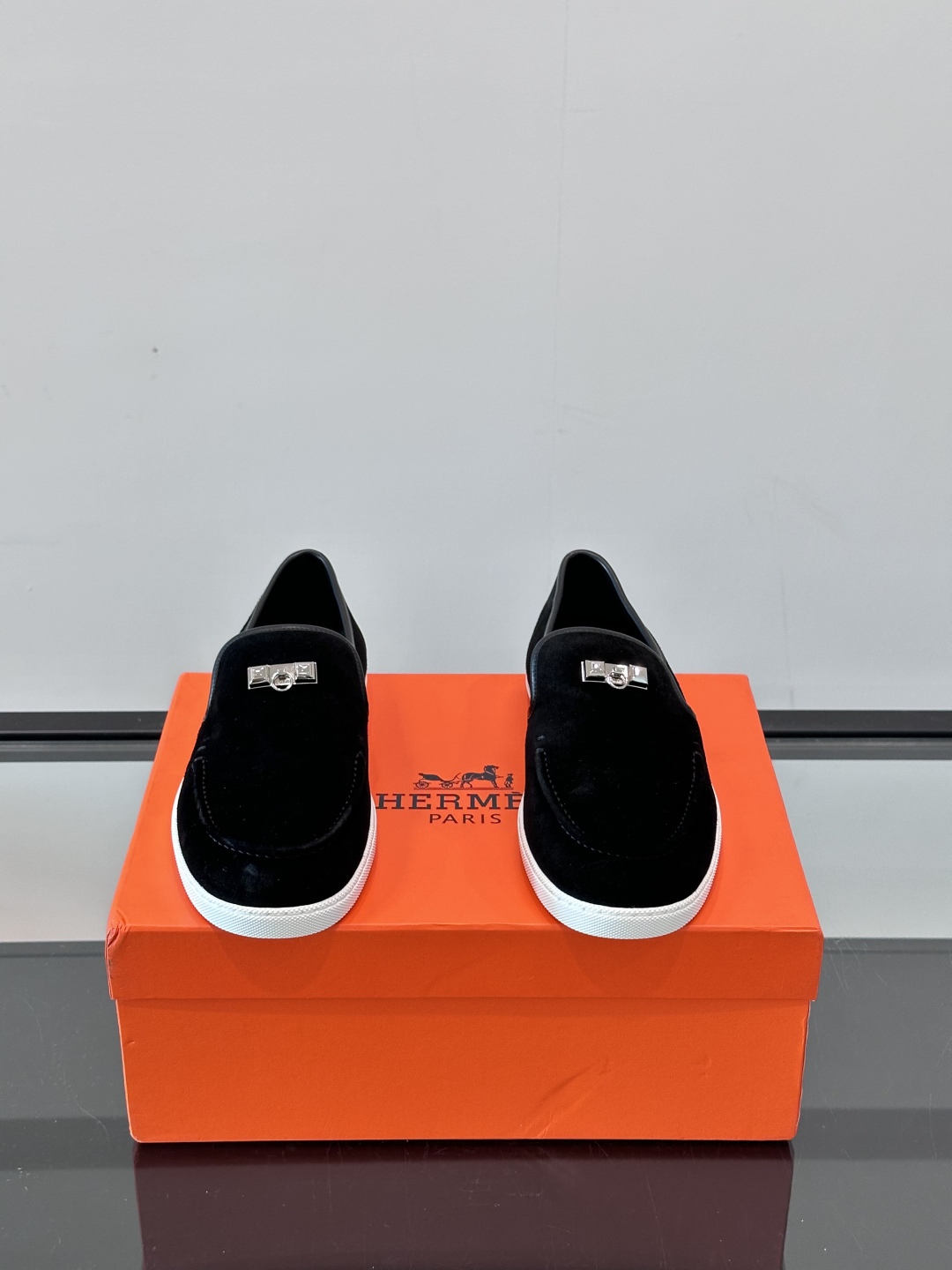 H家爱马仕男士乐福鞋 👞！麂皮山羊皮乐福鞋，搭配橡胶鞋底，经典“H”型鞋面。
款式穿着感受舒适，打造休闲