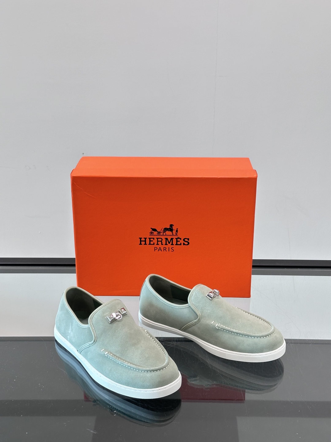 H家爱马仕男士乐福鞋 👞！麂皮山羊皮乐福鞋，搭配橡胶鞋底，经典“H”型鞋面。
款式穿着感受舒适，打造休闲