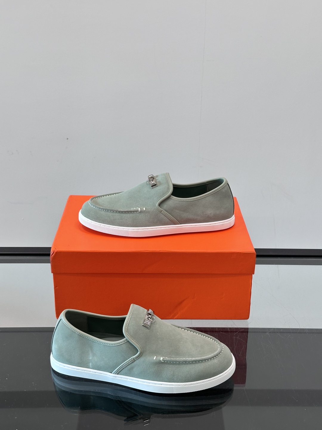 H家爱马仕男士乐福鞋 👞！麂皮山羊皮乐福鞋，搭配橡胶鞋底，经典“H”型鞋面。
款式穿着感受舒适，打造休闲