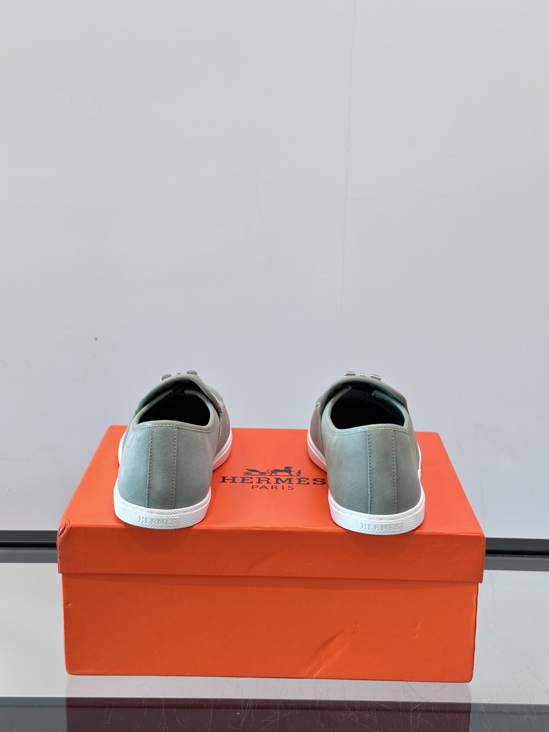 H家爱马仕男士乐福鞋 👞！麂皮山羊皮乐福鞋，搭配橡胶鞋底，经典“H”型鞋面。
款式穿着感受舒适，打造休闲