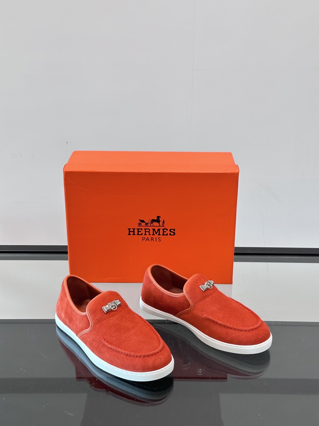 H家爱马仕男士乐福鞋 👞！麂皮山羊皮乐福鞋，搭配橡胶鞋底，经典“H”型鞋面。
款式穿着感受舒适，打造休闲