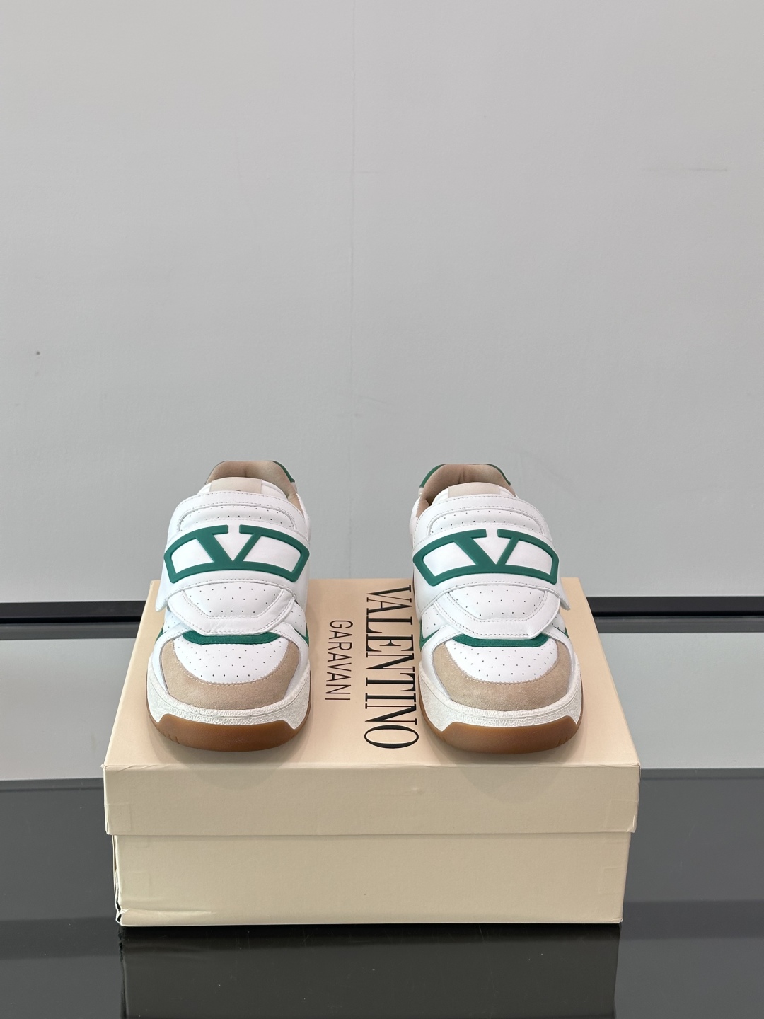 Valentino华伦天奴Joie de Jouer魔术贴厚底面包鞋 运动小白鞋。这对情侣款老爹鞋简直是