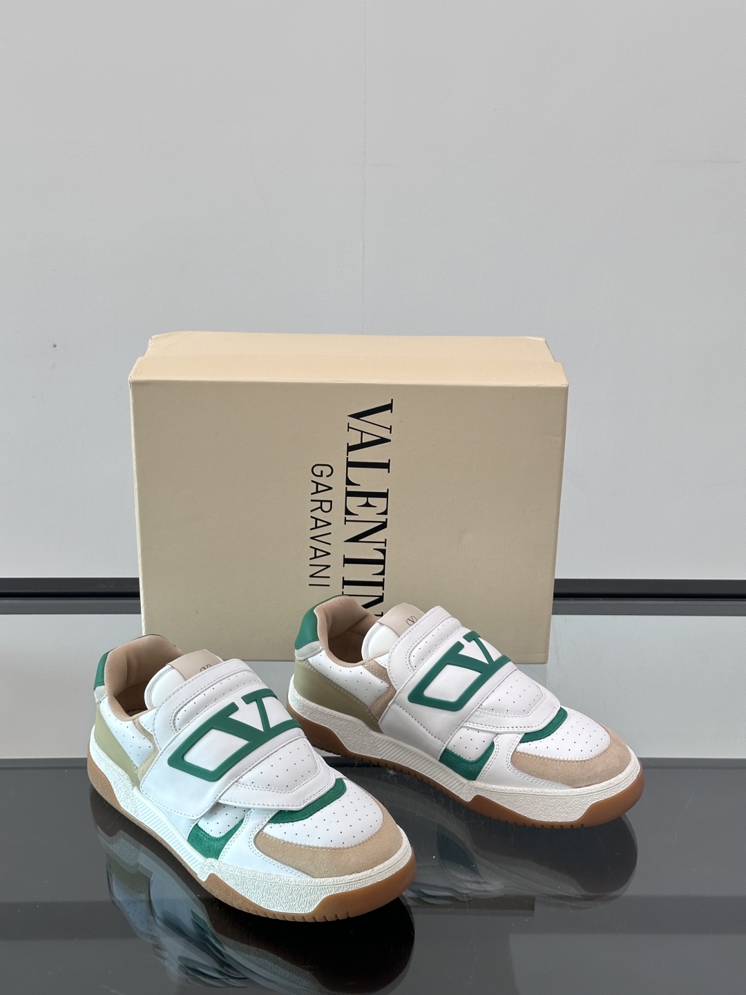 Valentino华伦天奴Joie de Jouer魔术贴厚底面包鞋 运动小白鞋。这对情侣款老爹鞋简直是