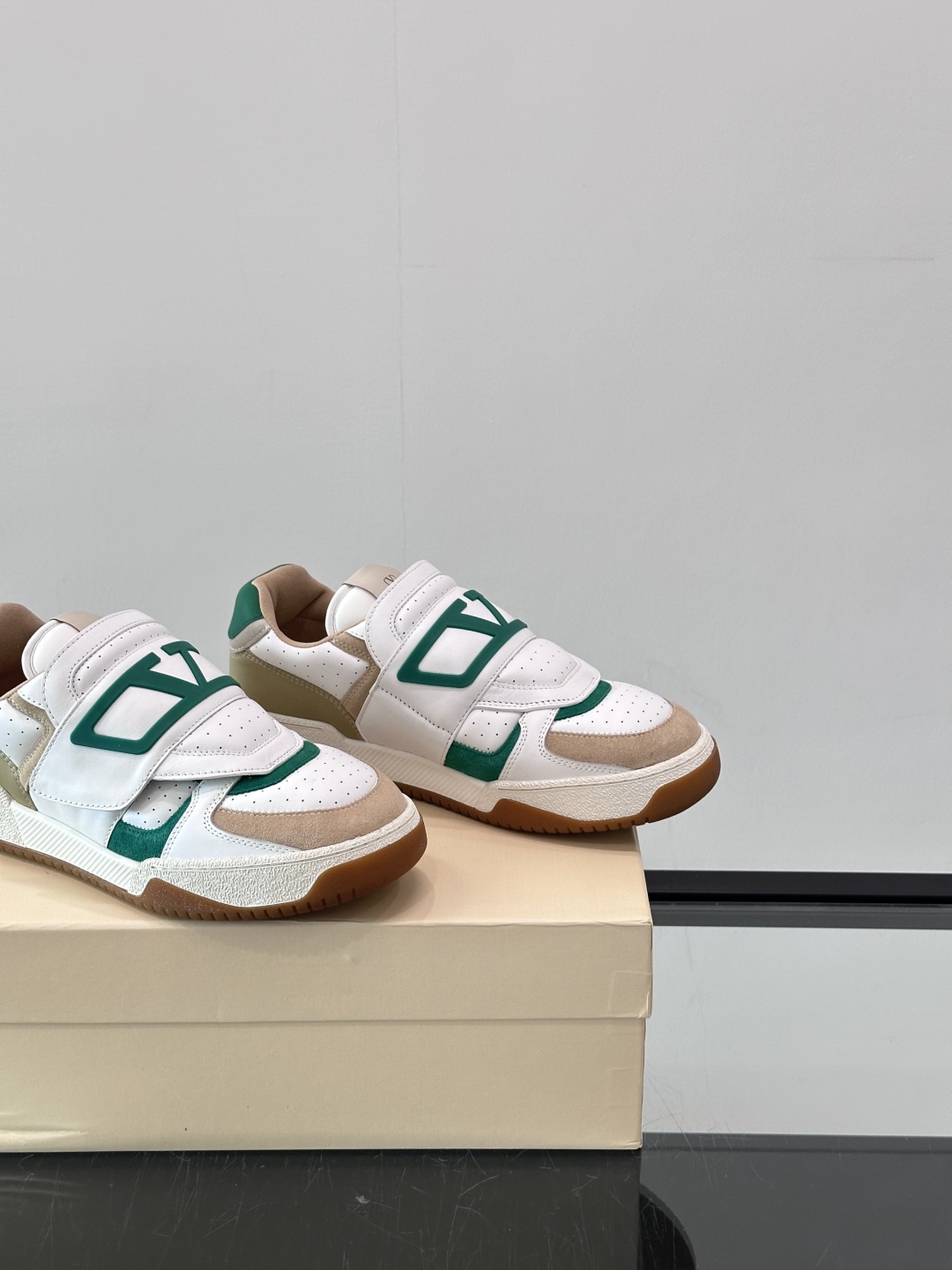 Valentino华伦天奴Joie de Jouer魔术贴厚底面包鞋 运动小白鞋。这对情侣款老爹鞋简直是