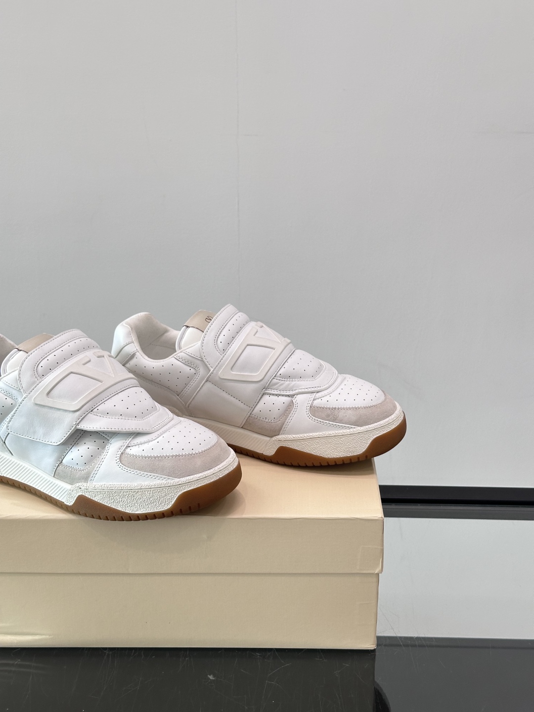 Valentino华伦天奴Joie de Jouer魔术贴厚底面包鞋 运动小白鞋。这对情侣款老爹鞋简直是