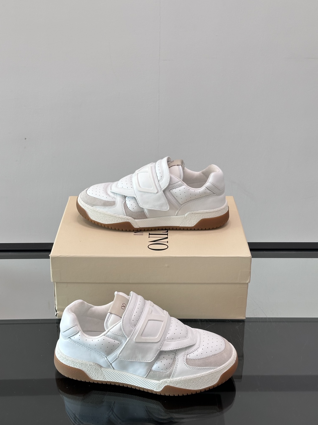 Valentino华伦天奴Joie de Jouer魔术贴厚底面包鞋 运动小白鞋。这对情侣款老爹鞋简直是