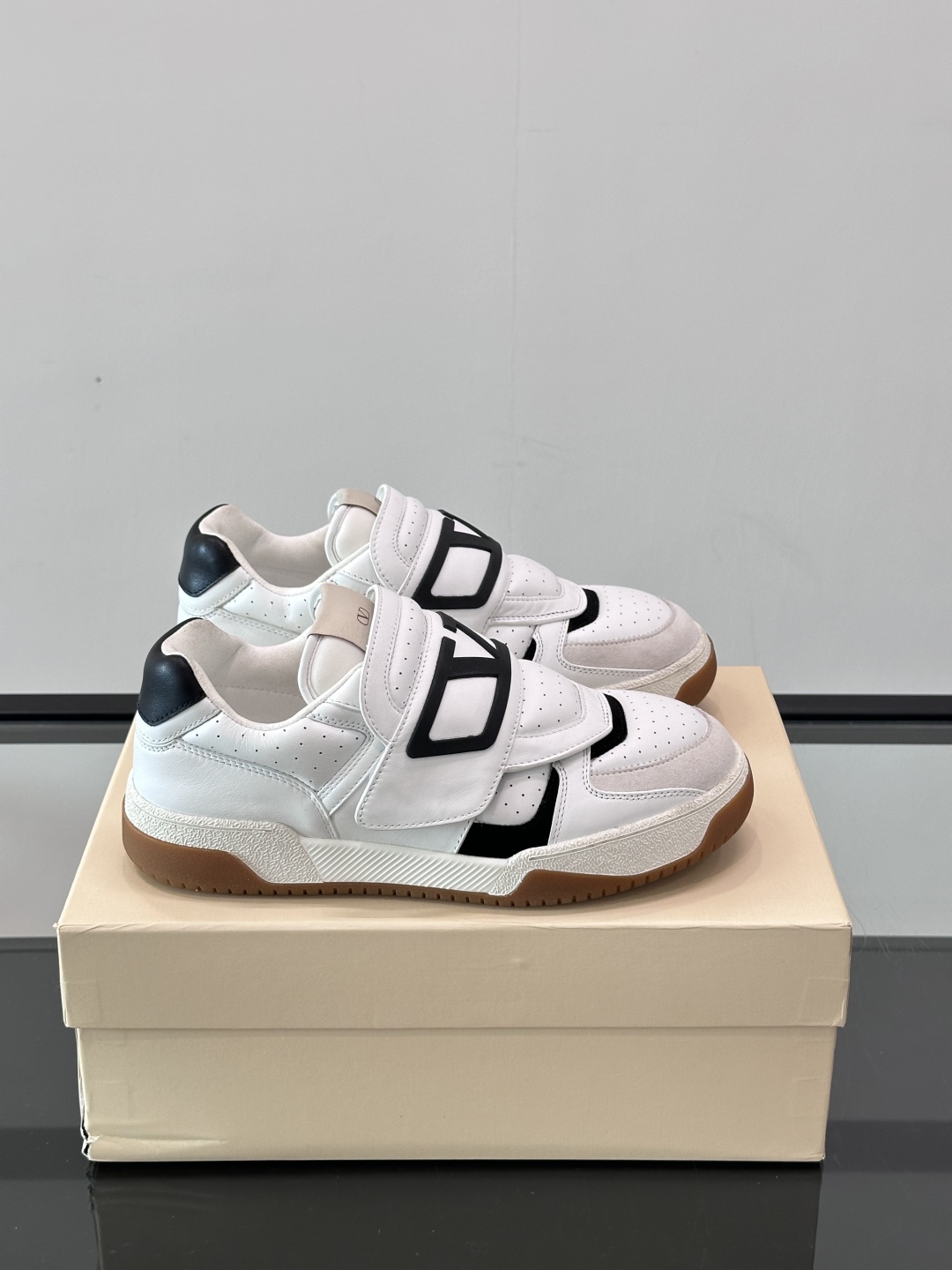 Valentino华伦天奴Joie de Jouer魔术贴厚底面包鞋 运动小白鞋。这对情侣款老爹鞋简直是