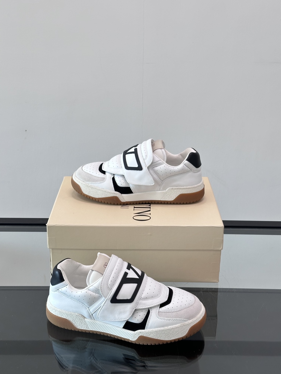 Valentino华伦天奴Joie de Jouer魔术贴厚底面包鞋 运动小白鞋。这对情侣款老爹鞋简直是