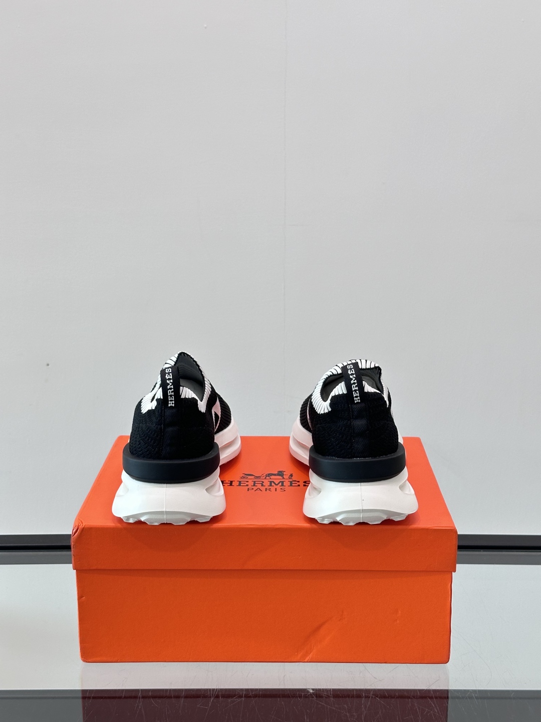 HERME*爱马仕高端男士时尚休闲运动鞋，精工打造，定制进口飞织制作，叠层设计鞋面线条感层次分明，牛皮内