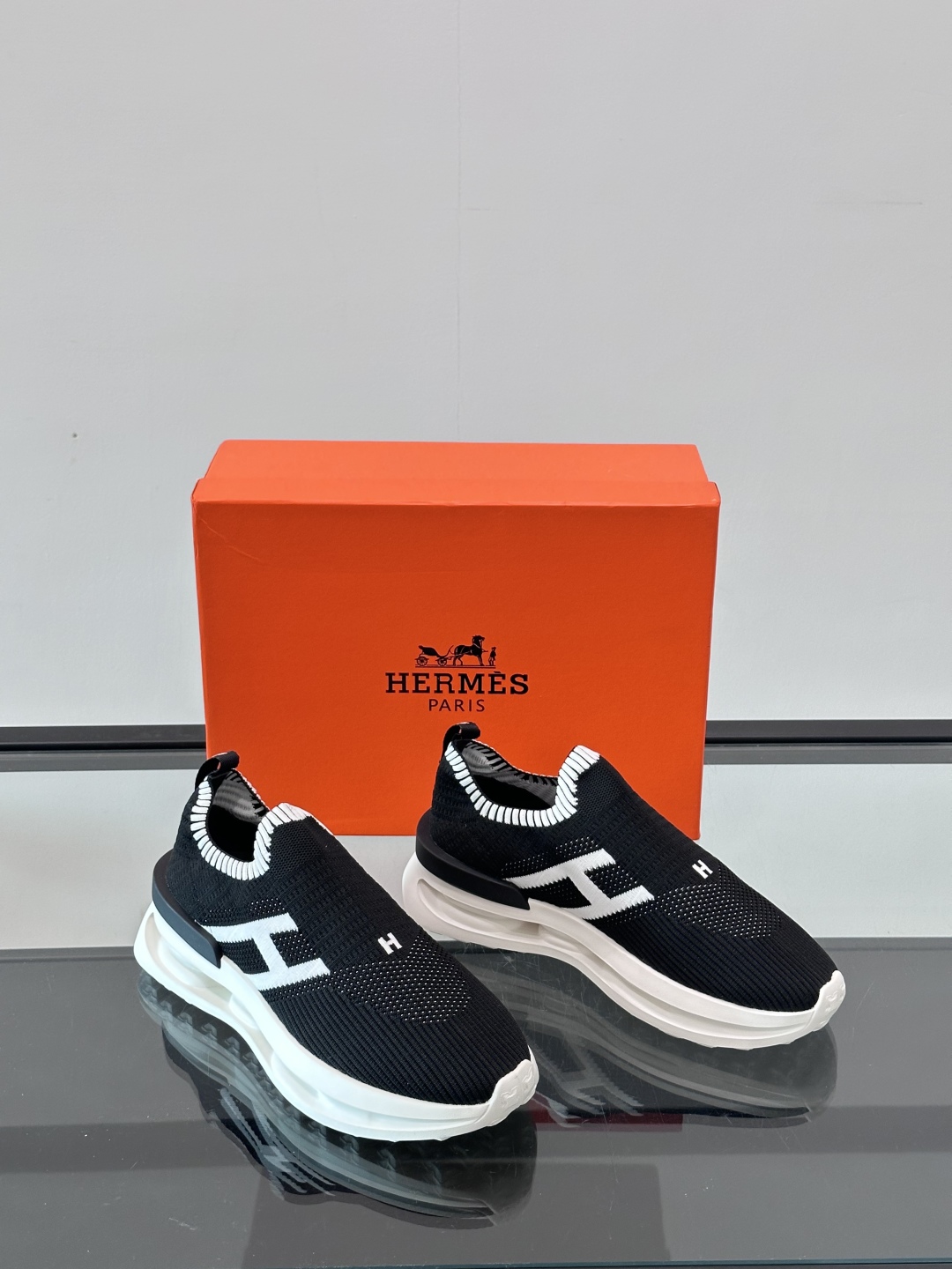 HERME*爱马仕高端男士时尚休闲运动鞋，精工打造，定制进口飞织制作，叠层设计鞋面线条感层次分明，牛皮内