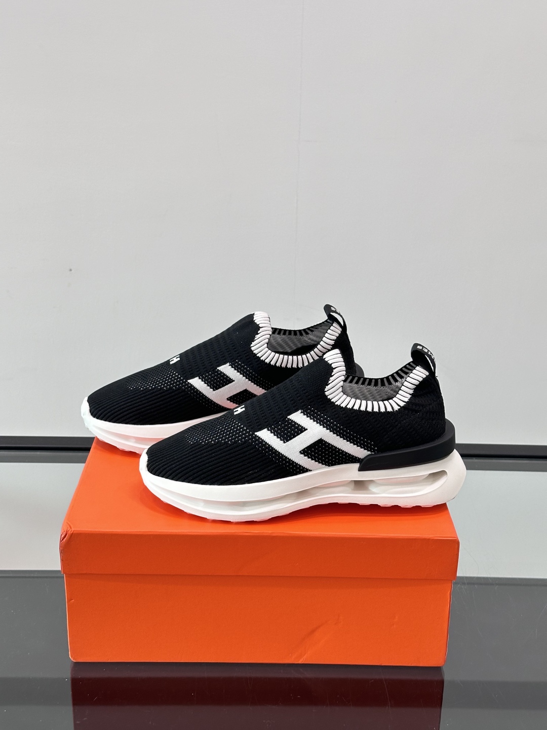 HERME*爱马仕高端男士时尚休闲运动鞋，精工打造，定制进口飞织制作，叠层设计鞋面线条感层次分明，牛皮内