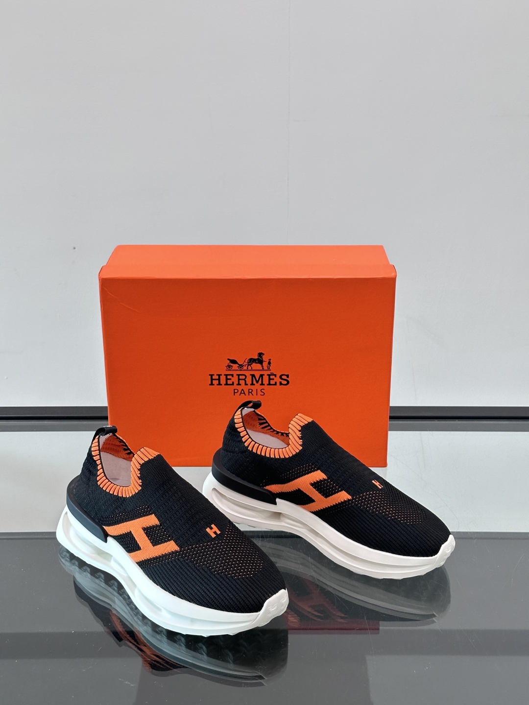 HERME*爱马仕高端男士时尚休闲运动鞋，精工打造，定制进口飞织制作，叠层设计鞋面线条感层次分明，牛皮内
