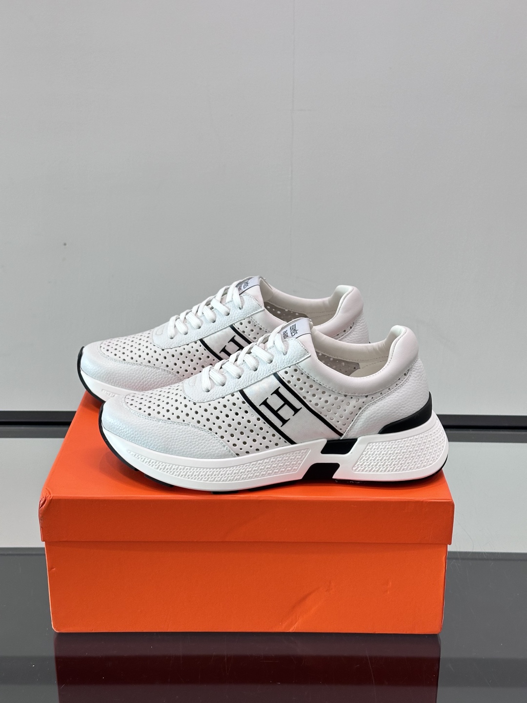 HERMES爱马仕Hugo厚底运动休闲男鞋👞这款运动鞋采用进口头层牛皮设计，对比色设计打造动感的现代造型
