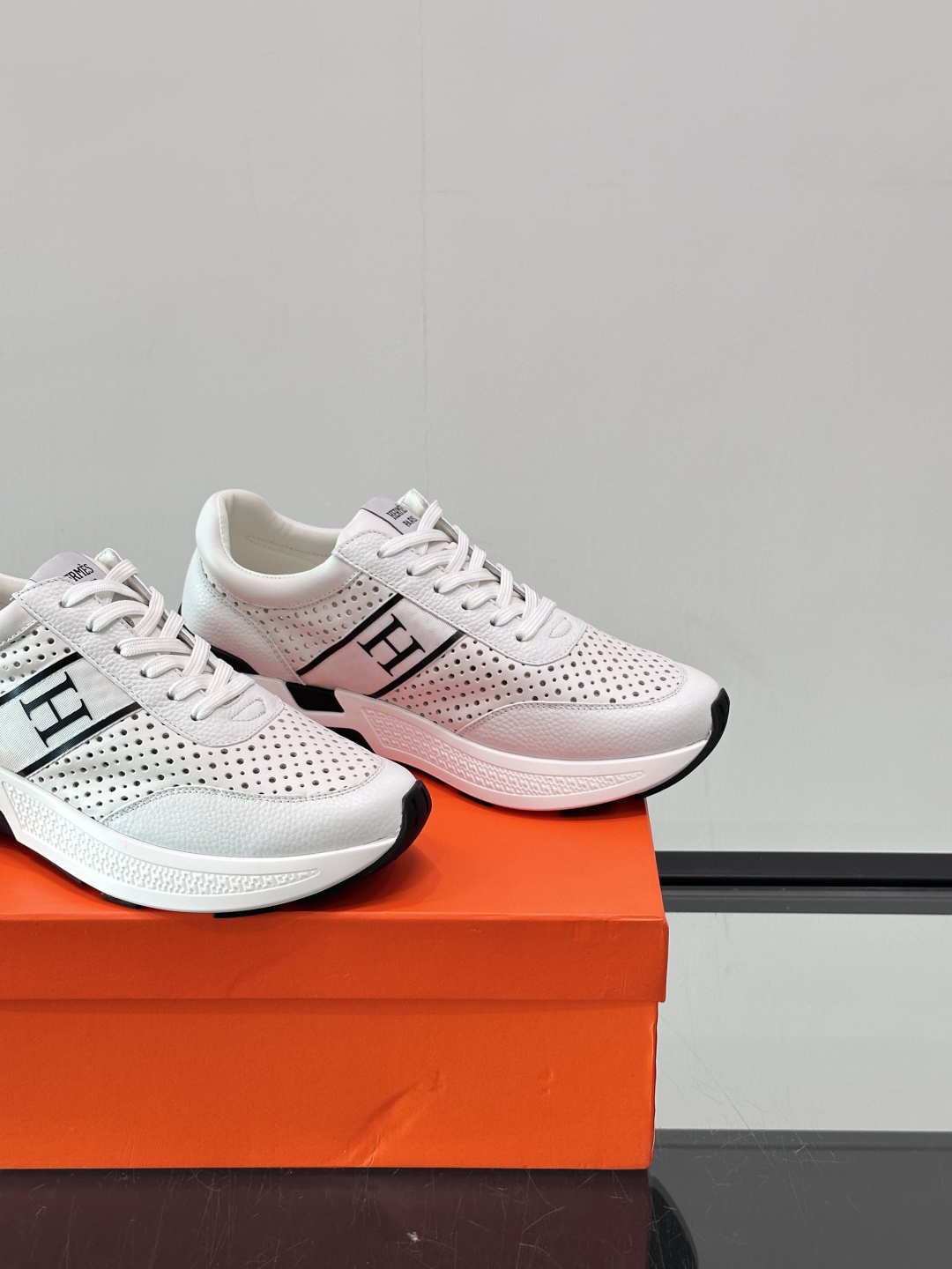 HERMES爱马仕Hugo厚底运动休闲男鞋👞这款运动鞋采用进口头层牛皮设计，对比色设计打造动感的现代造型
