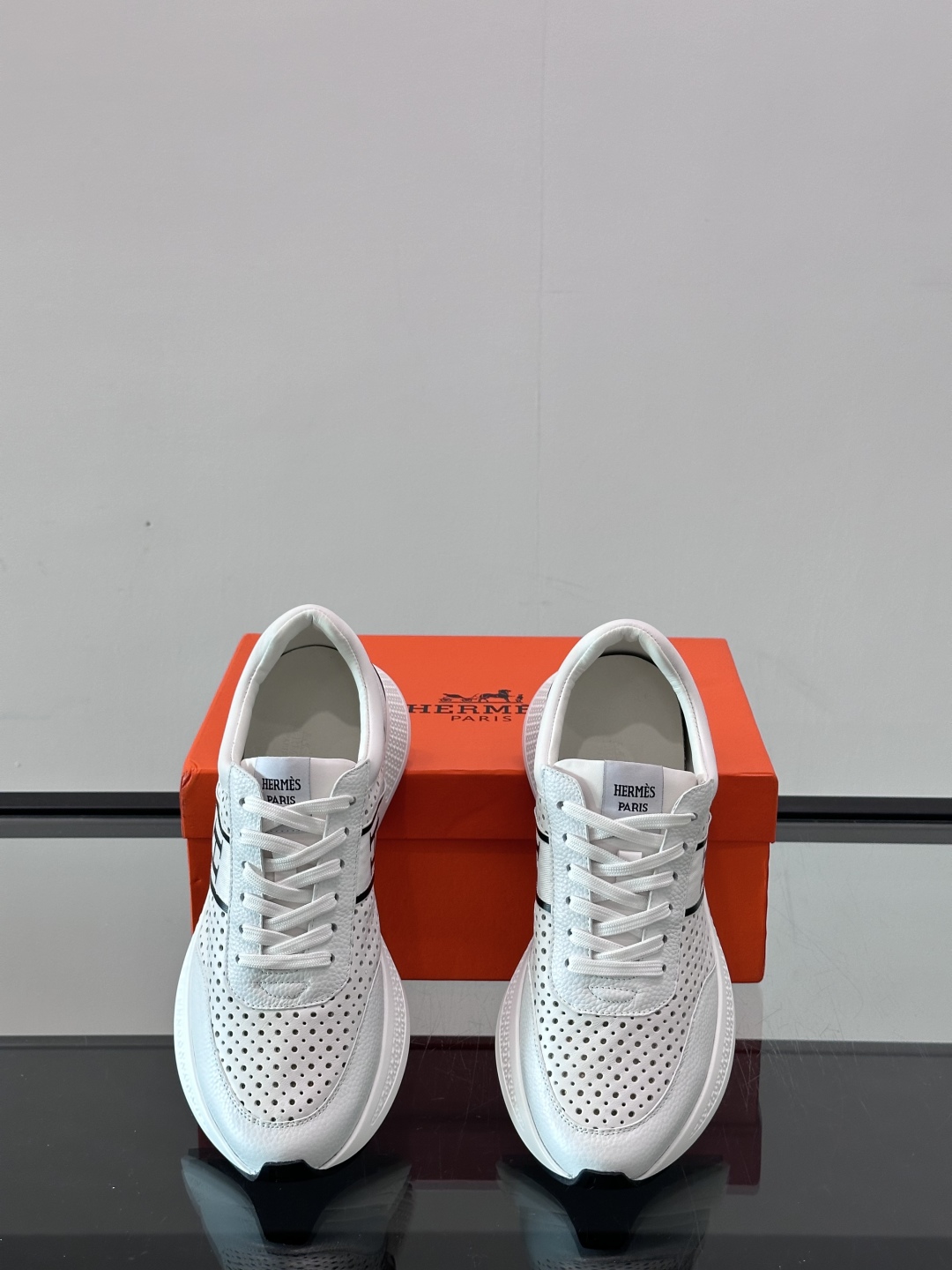 HERMES爱马仕Hugo厚底运动休闲男鞋👞这款运动鞋采用进口头层牛皮设计，对比色设计打造动感的现代造型