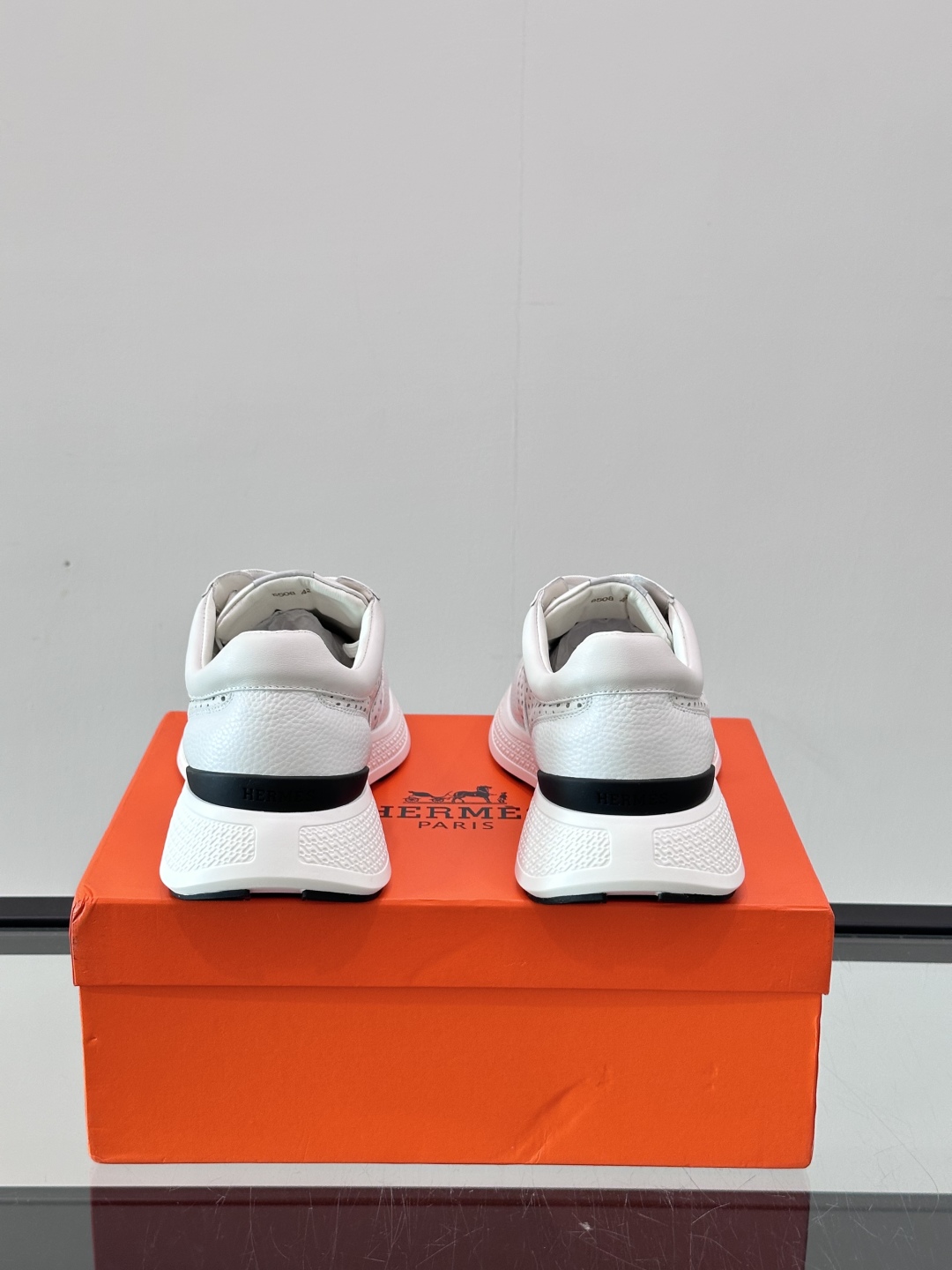 HERMES爱马仕Hugo厚底运动休闲男鞋👞这款运动鞋采用进口头层牛皮设计，对比色设计打造动感的现代造型