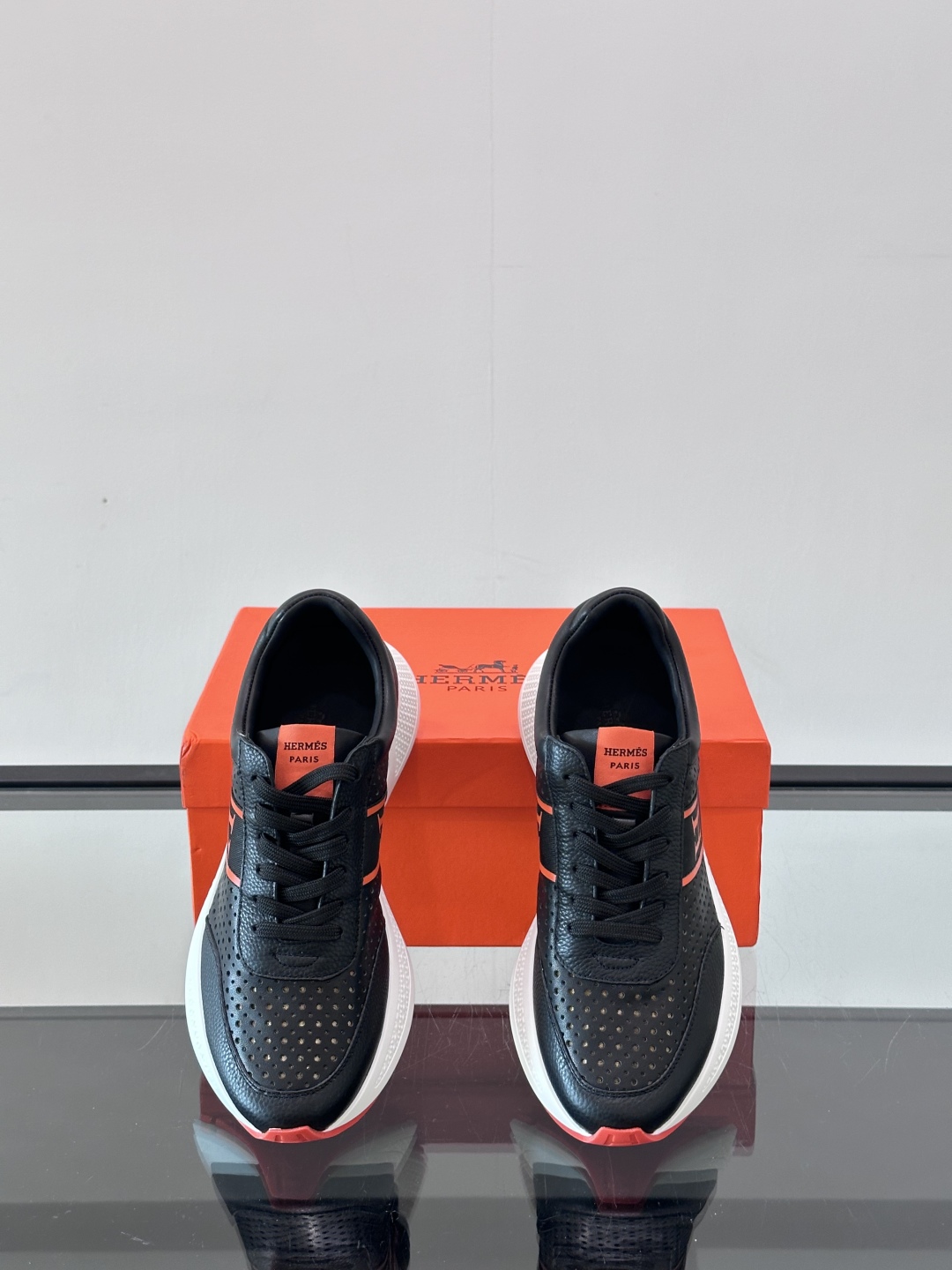 HERMES爱马仕Hugo厚底运动休闲男鞋👞这款运动鞋采用进口头层牛皮设计，对比色设计打造动感的现代造型