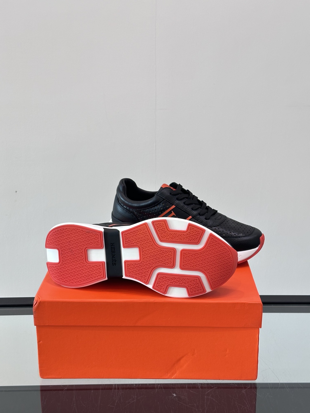 HERMES爱马仕Hugo厚底运动休闲男鞋👞这款运动鞋采用进口头层牛皮设计，对比色设计打造动感的现代造型