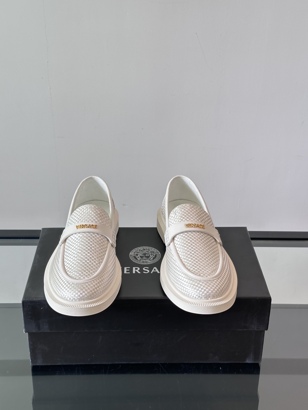 VERSACE范思哲2025新款时尚休闲运动男鞋👞！进口牛皮革的材质不仅触感柔软，还散发着低调的魅力。内