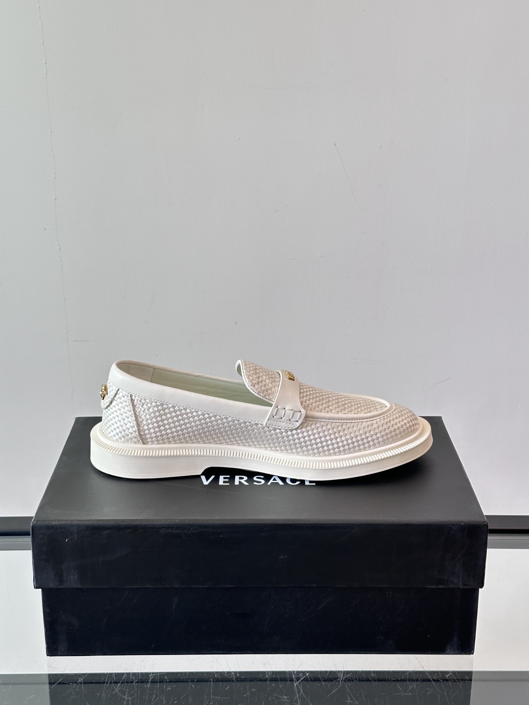 VERSACE范思哲2025新款时尚休闲运动男鞋👞！进口牛皮革的材质不仅触感柔软，还散发着低调的魅力。内