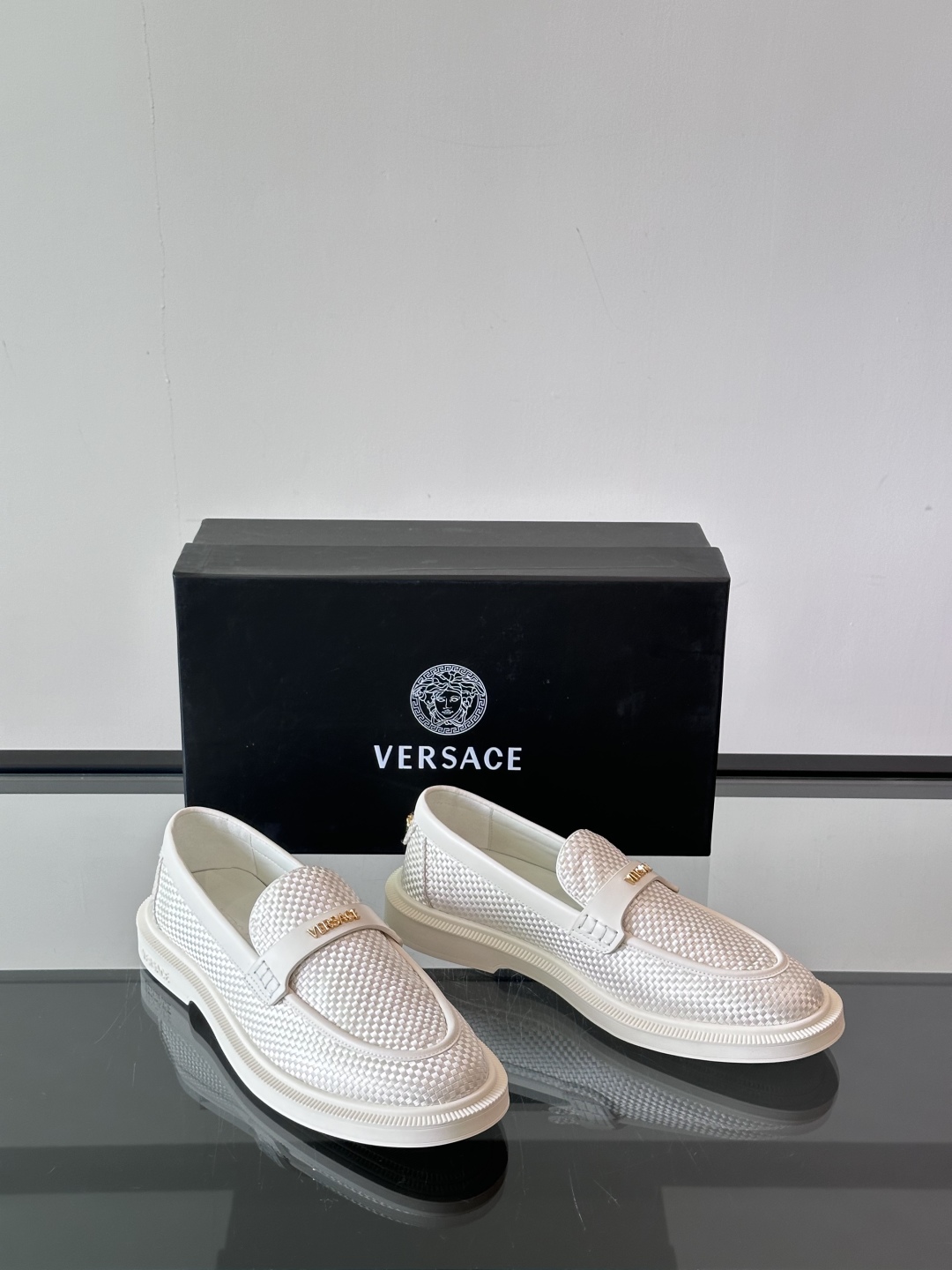VERSACE范思哲2025新款时尚休闲运动男鞋👞！进口牛皮革的材质不仅触感柔软，还散发着低调的魅力。内