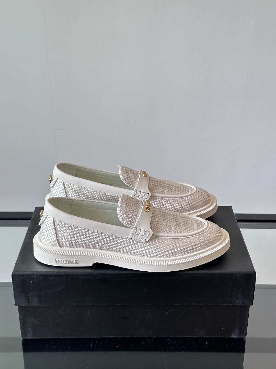 VERSACE范思哲2025新款时尚休闲运动男鞋👞！进口牛皮革的材质不仅触感柔软，还散发着低调的魅力。内