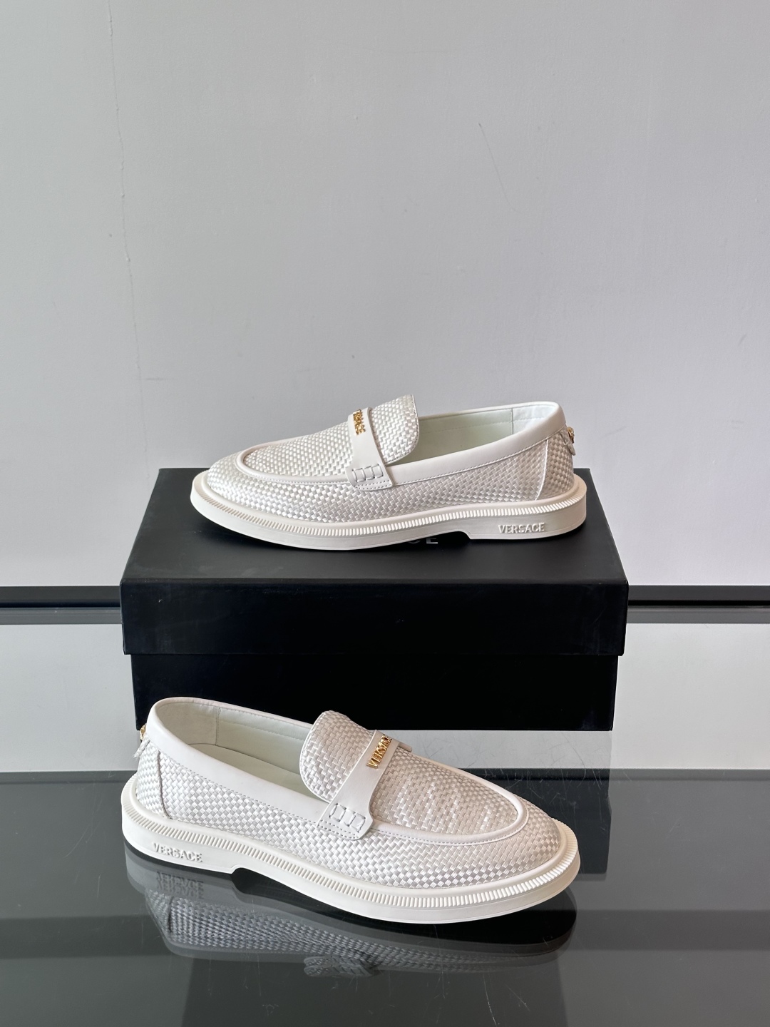 VERSACE范思哲2025新款时尚休闲运动男鞋👞！进口牛皮革的材质不仅触感柔软，还散发着低调的魅力。内