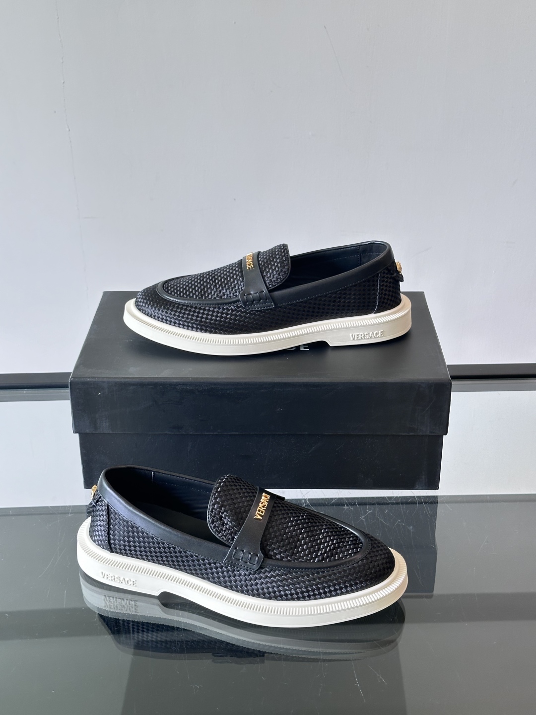 VERSACE范思哲2025新款时尚休闲运动男鞋👞！进口牛皮革的材质不仅触感柔软，还散发着低调的魅力。内