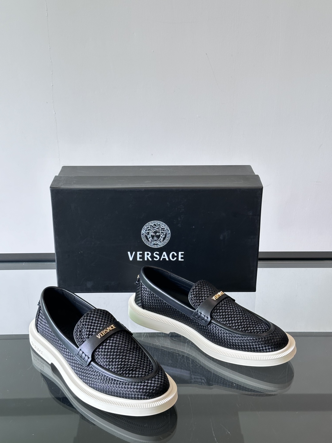 VERSACE范思哲2025新款时尚休闲运动男鞋👞！进口牛皮革的材质不仅触感柔软，还散发着低调的魅力。内