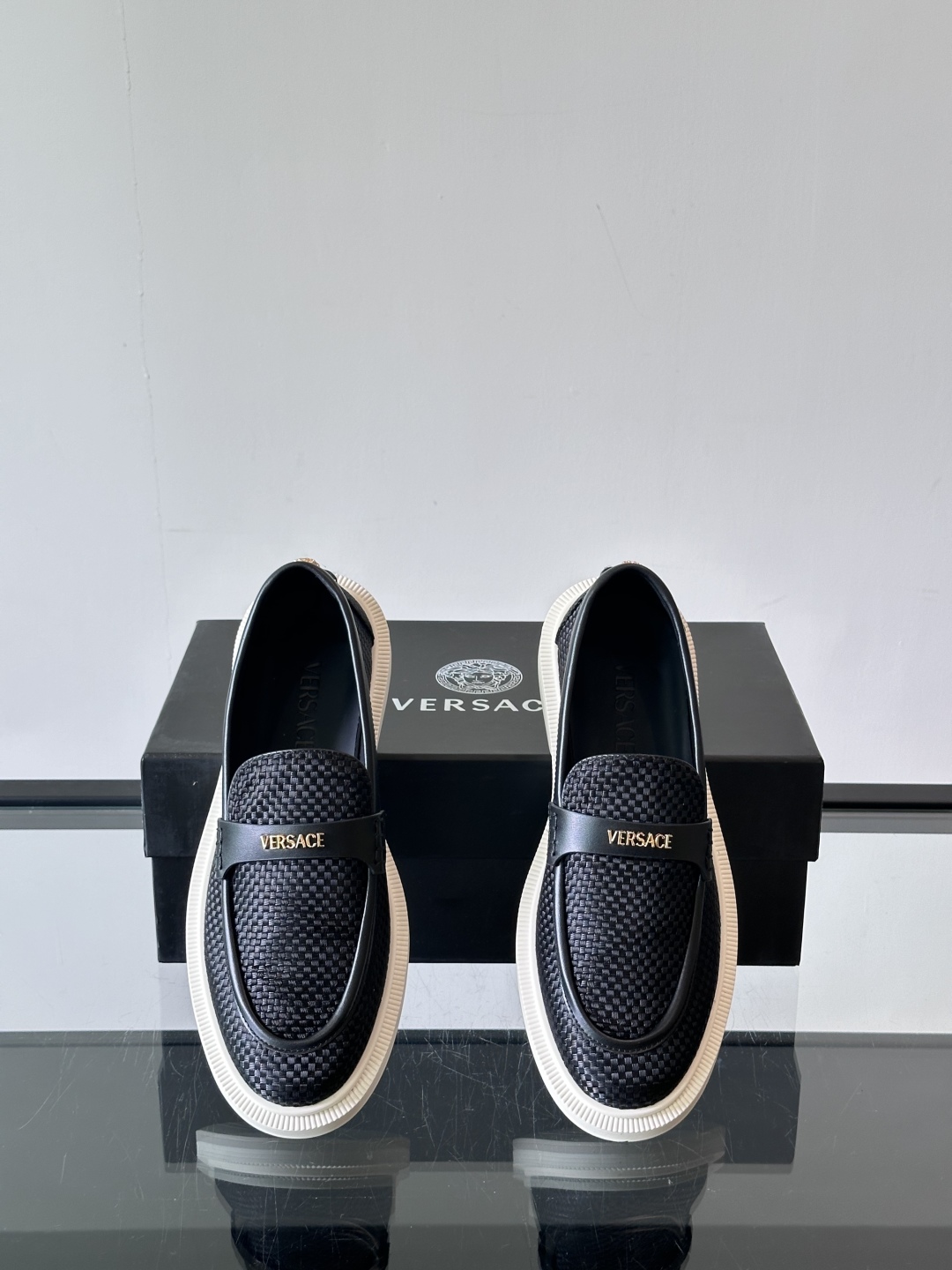 VERSACE范思哲2025新款时尚休闲运动男鞋👞！进口牛皮革的材质不仅触感柔软，还散发着低调的魅力。内