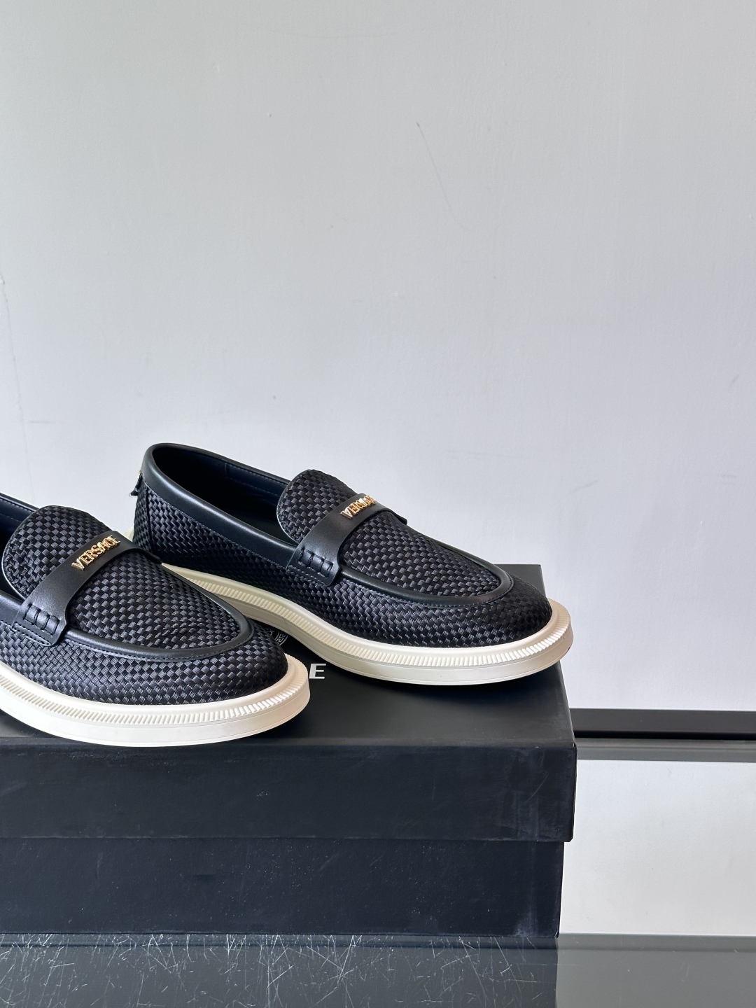 VERSACE范思哲2025新款时尚休闲运动男鞋👞！进口牛皮革的材质不仅触感柔软，还散发着低调的魅力。内
