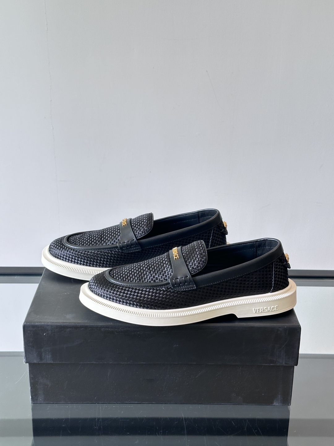 VERSACE范思哲2025新款时尚休闲运动男鞋👞！进口牛皮革的材质不仅触感柔软，还散发着低调的魅力。内