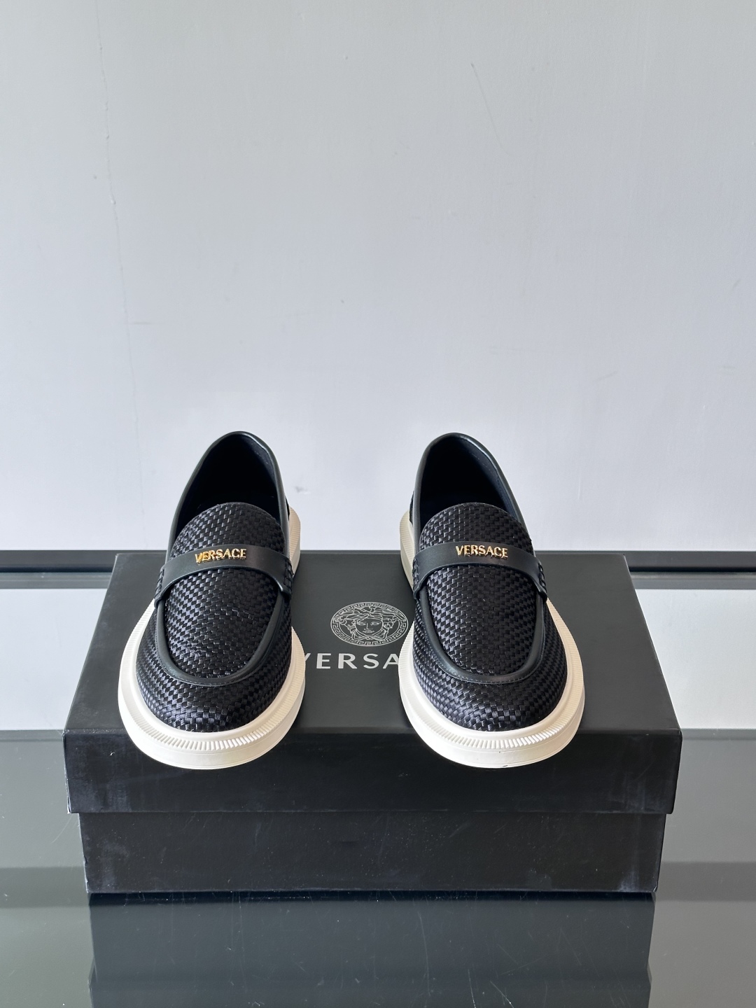 VERSACE范思哲2025新款时尚休闲运动男鞋👞！进口牛皮革的材质不仅触感柔软，还散发着低调的魅力。内