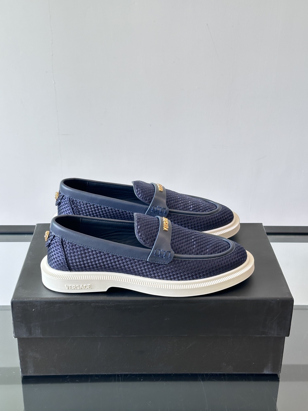 VERSACE范思哲2025新款时尚休闲运动男鞋👞！进口牛皮革的材质不仅触感柔软，还散发着低调的魅力。内