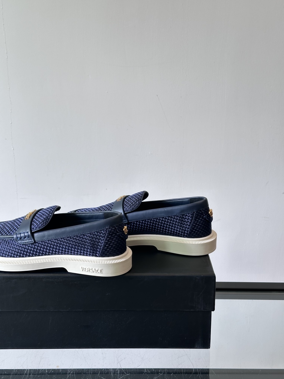 VERSACE范思哲2025新款时尚休闲运动男鞋👞！进口牛皮革的材质不仅触感柔软，还散发着低调的魅力。内