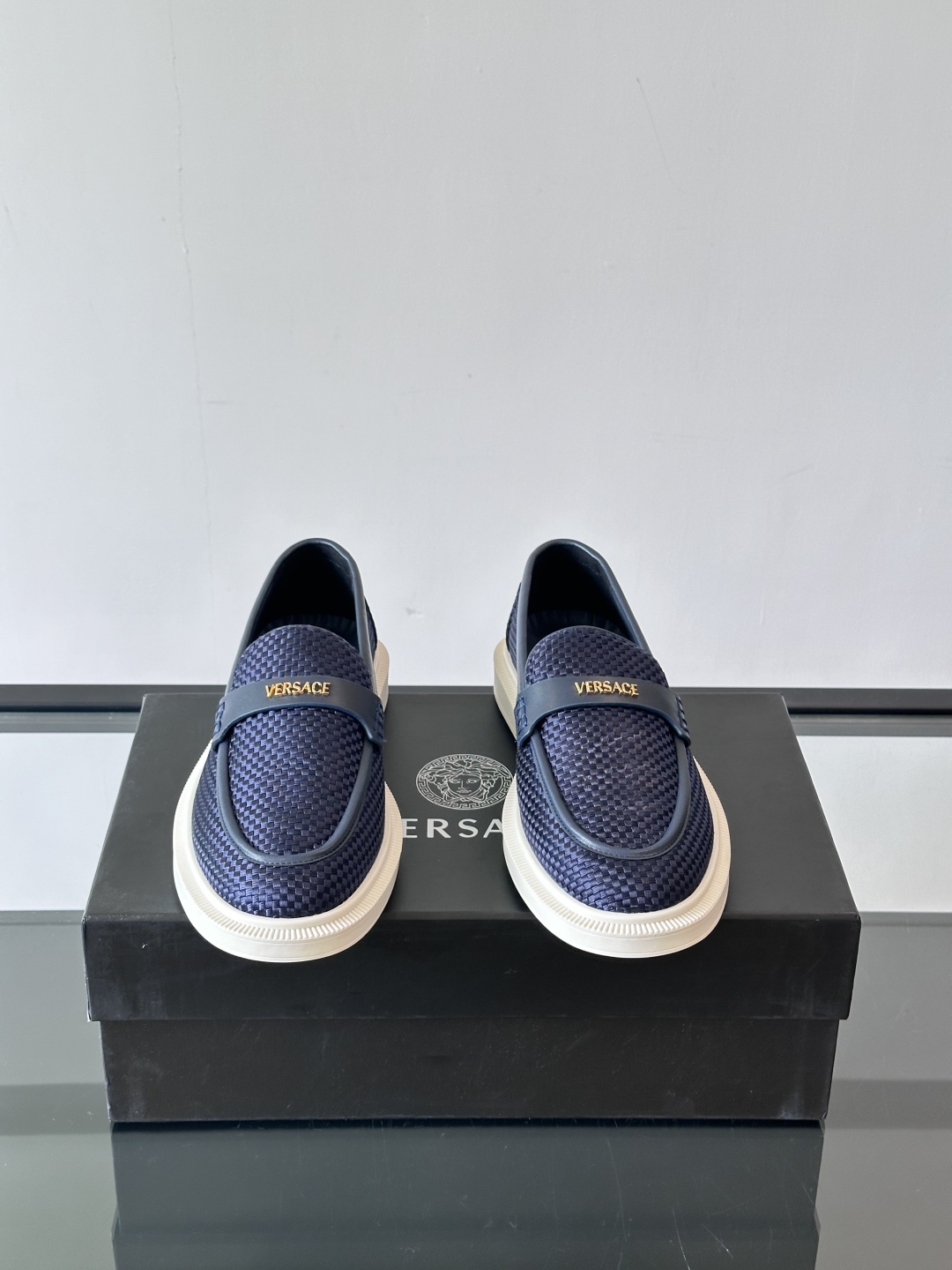 VERSACE范思哲2025新款时尚休闲运动男鞋👞！进口牛皮革的材质不仅触感柔软，还散发着低调的魅力。内