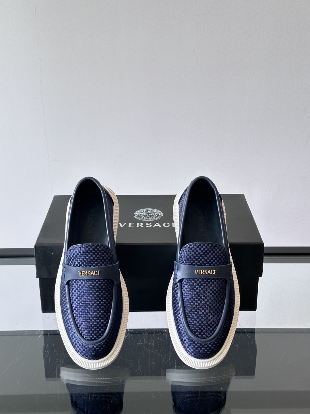 VERSACE范思哲2025新款时尚休闲运动男鞋👞！进口牛皮革的材质不仅触感柔软，还散发着低调的魅力。内