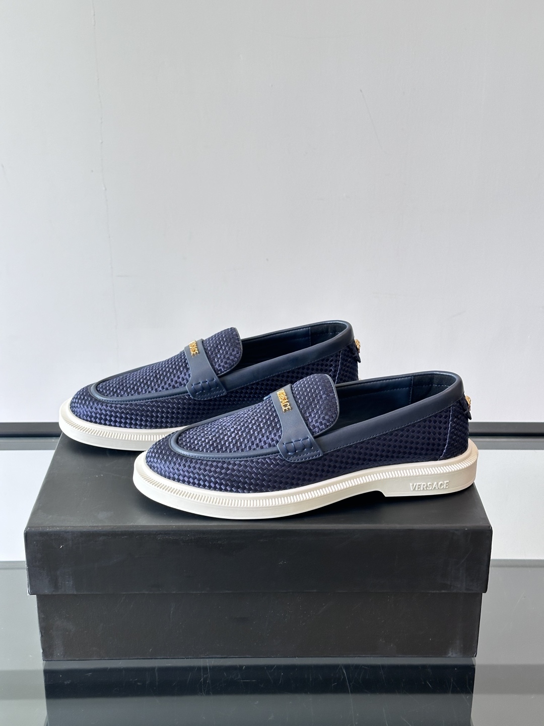 VERSACE范思哲2025新款时尚休闲运动男鞋👞！进口牛皮革的材质不仅触感柔软，还散发着低调的魅力。内