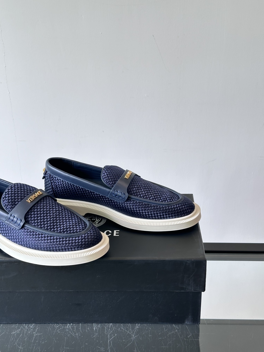 VERSACE范思哲2025新款时尚休闲运动男鞋👞！进口牛皮革的材质不仅触感柔软，还散发着低调的魅力。内