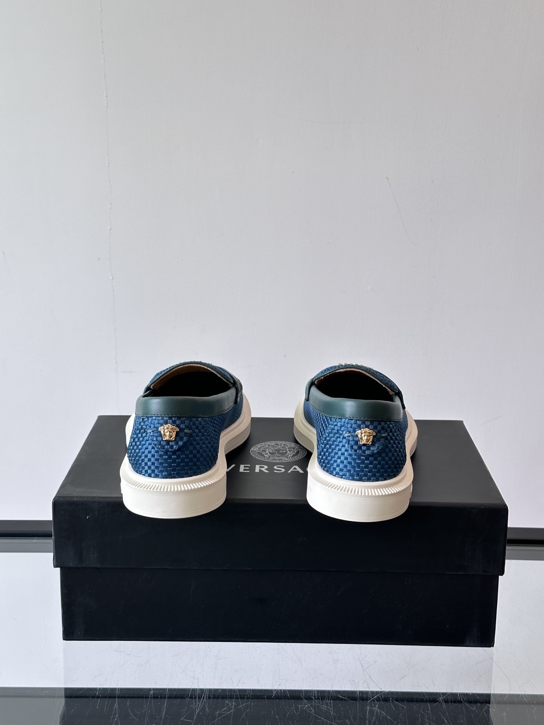 VERSACE范思哲2025新款时尚休闲运动男鞋👞！进口牛皮革的材质不仅触感柔软，还散发着低调的魅力。内