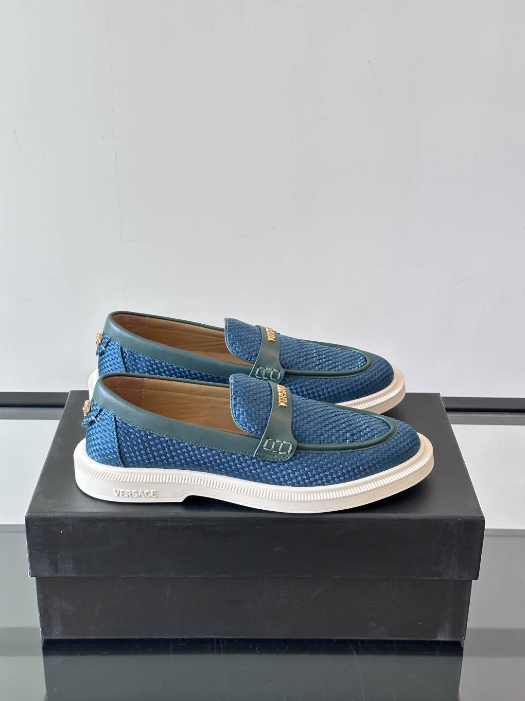 VERSACE范思哲2025新款时尚休闲运动男鞋👞！进口牛皮革的材质不仅触感柔软，还散发着低调的魅力。内
