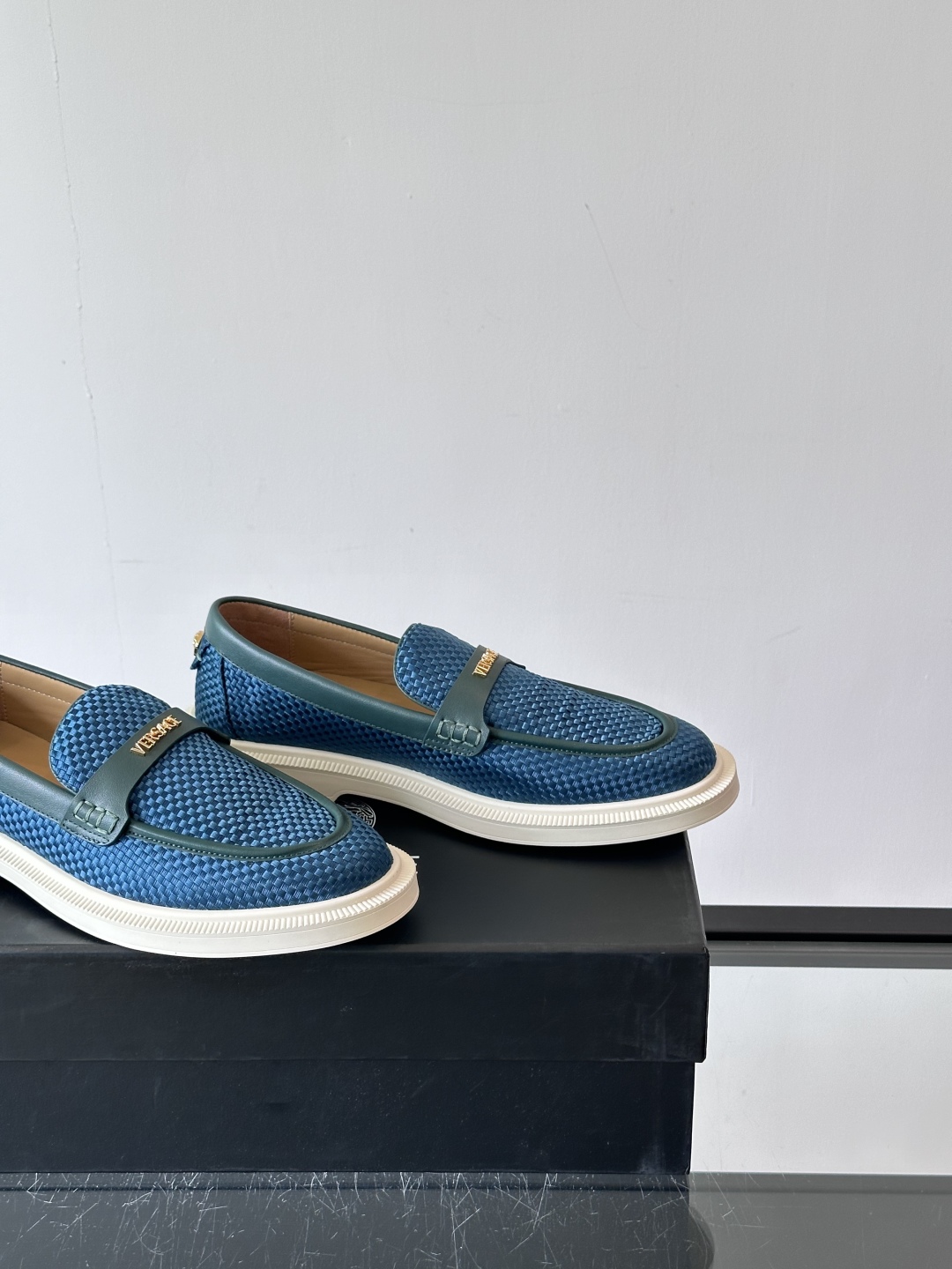 VERSACE范思哲2025新款时尚休闲运动男鞋👞！进口牛皮革的材质不仅触感柔软，还散发着低调的魅力。内