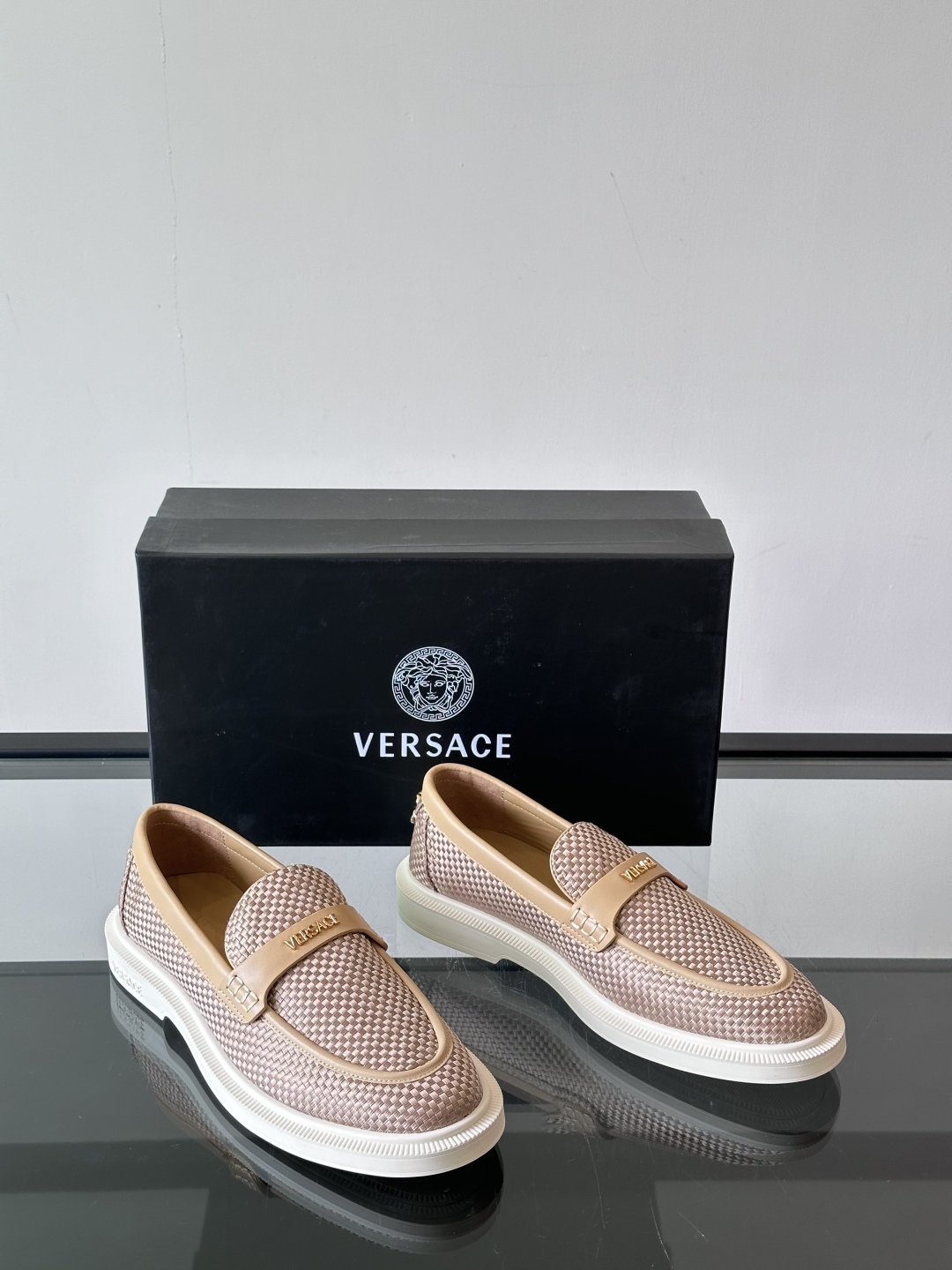 VERSACE范思哲2025新款时尚休闲运动男鞋👞！进口牛皮革的材质不仅触感柔软，还散发着低调的魅力。内