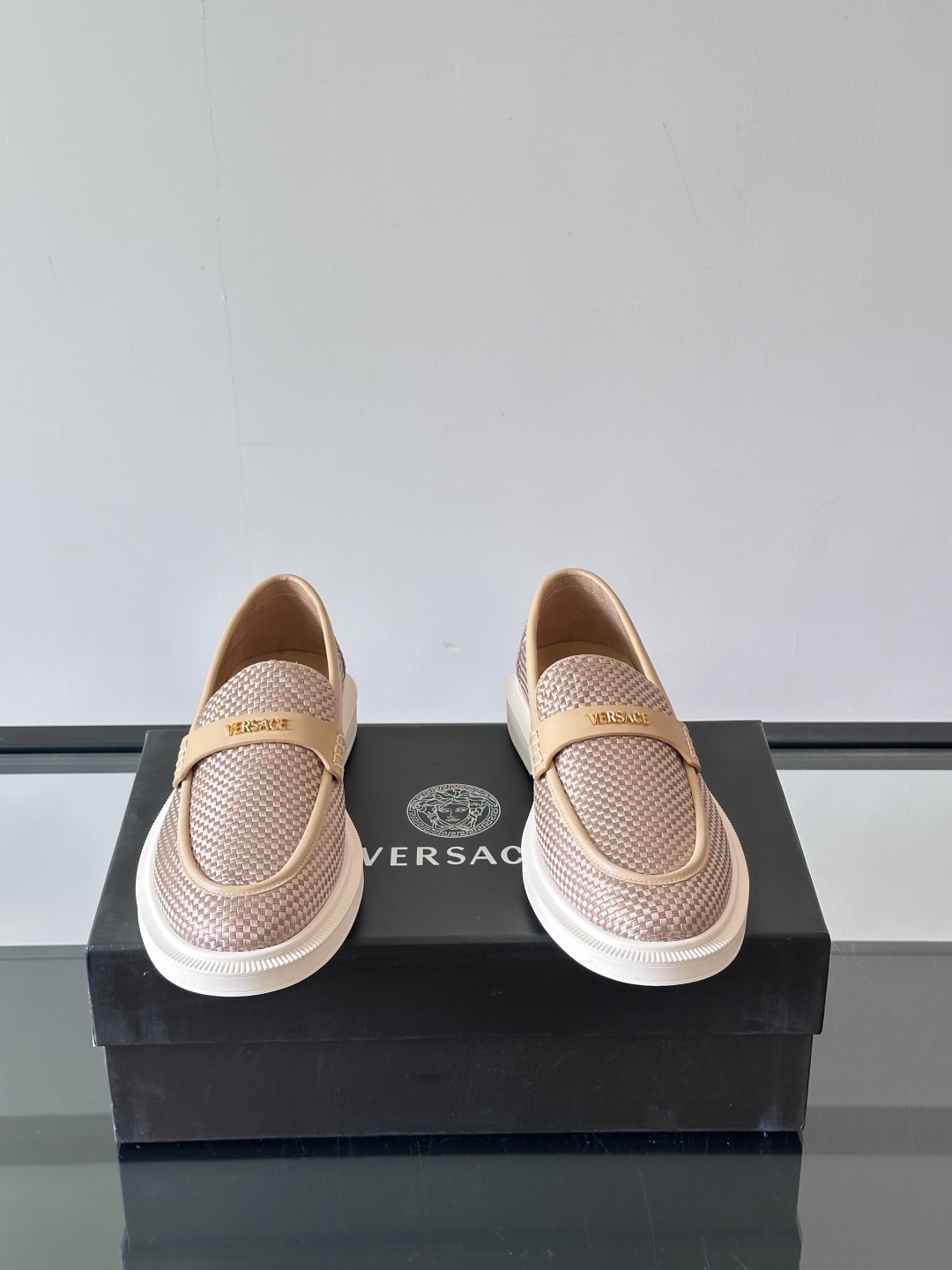 VERSACE范思哲2025新款时尚休闲运动男鞋👞！进口牛皮革的材质不仅触感柔软，还散发着低调的魅力。内