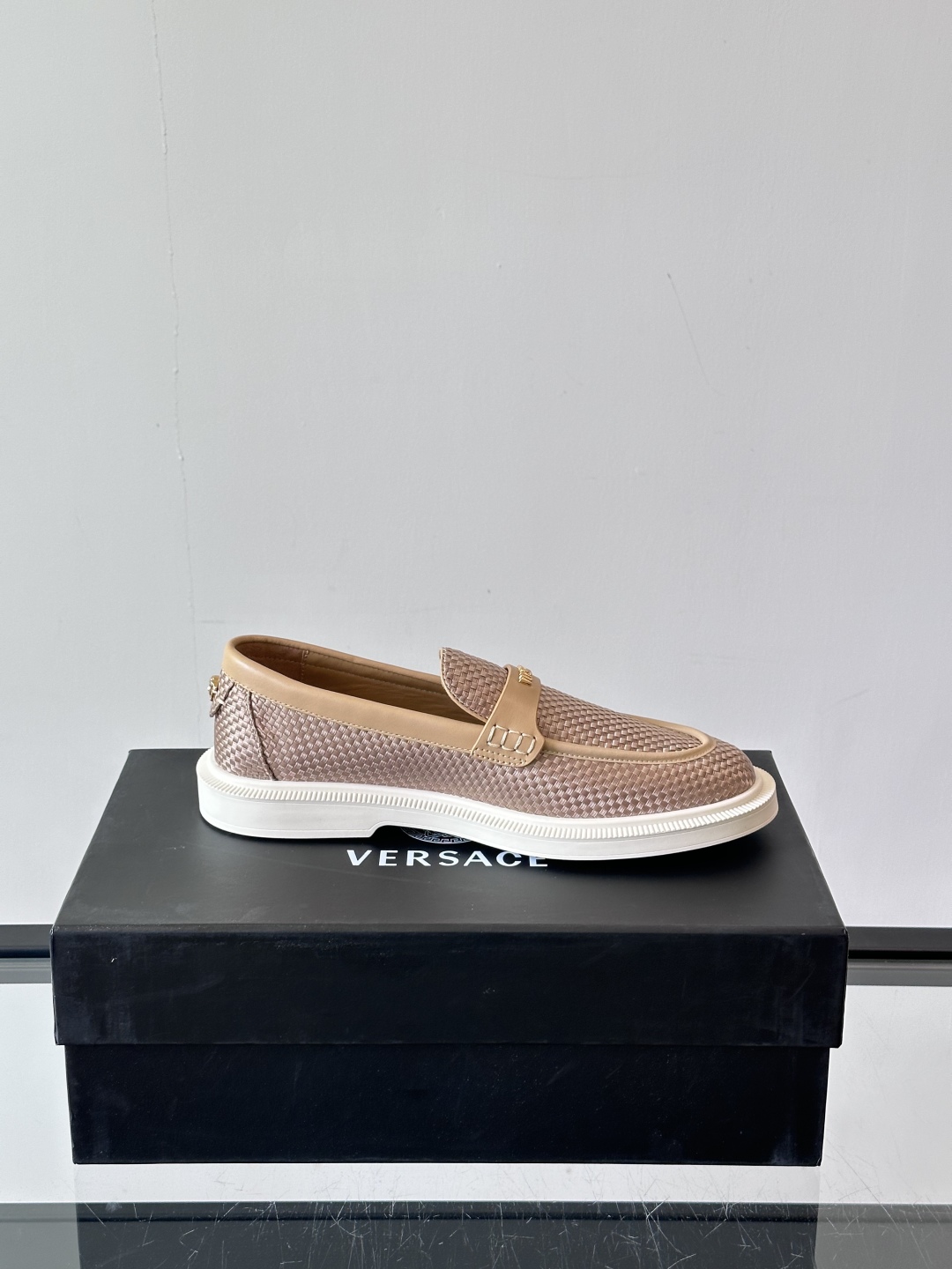 VERSACE范思哲2025新款时尚休闲运动男鞋👞！进口牛皮革的材质不仅触感柔软，还散发着低调的魅力。内